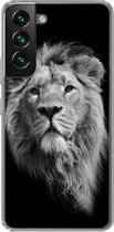 Geschikt voor Samsung Galaxy S22 hoesje - Aziatische leeuw tegen zwarte achtergrond in zwart-wit - Siliconen Telefoonhoesje