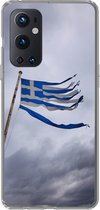 Geschikt voor OnePlus 9 Pro hoesje - Versnipperde Griekse vlag waait in een sterke wind - Siliconen Telefoonhoesje