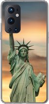 Geschikt voor OnePlus 9 Pro hoesje - New York - Vrijheidsbeeld - Zonsondergang - Siliconen Telefoonhoesje
