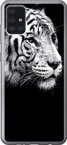 Geschikt voor Samsung Galaxy A52 5G hoesje - Studio shot witte tijger op zwarte achtergrond in zwart-wit - Siliconen Telefoonhoesje