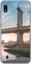 Geschikt voor Samsung Galaxy A10 hoesje - New York - Rivier - Bridge - Siliconen Telefoonhoesje