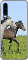 Geschikt voor Huawei P30 hoesje - Paarden - Dieren - Gras - Siliconen Telefoonhoesje