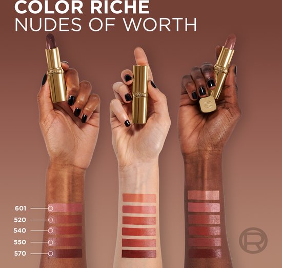 Drie handen met verschillende huidskleuren houden gouden huls lippenstiften vast. Naast de handen zijn swatches te zien.