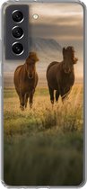 Geschikt voor Samsung Galaxy S21 FE hoesje - Paarden - Lucht - Gras - Siliconen Telefoonhoesje
