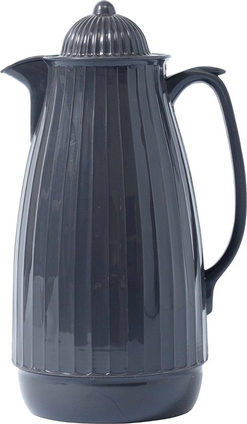 Grijze thermoskan met verticale ribbels en bijpassend deksel. De kan heeft een handvat en schenktuit.