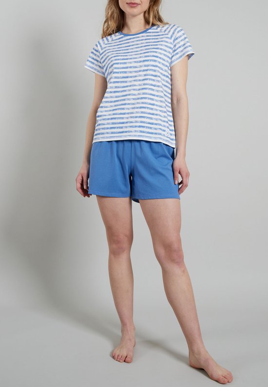Model draagt een pyjamaset met gestreept T-shirt en effen blauwe short.