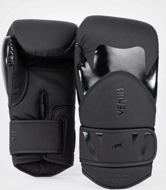 Zwarte VENUM boksring met glanzende V-opdruk en 16oz aanduiding.
