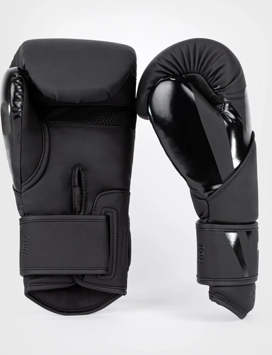 Zwarte VENUM boksring met glanzende V-opdruk en 16oz aanduiding.