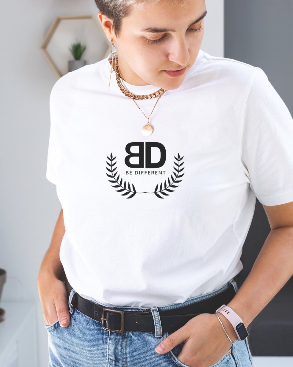 T-shirt - Merk: June Spring - Maat: L / Large - Print: Be Different - Wit Shirt voor Dames - T-shirt met Print - Vrouwen Shirt - Hoge Kwaliteit - Luxe T-Shirt met print "Be Different"- White Tee