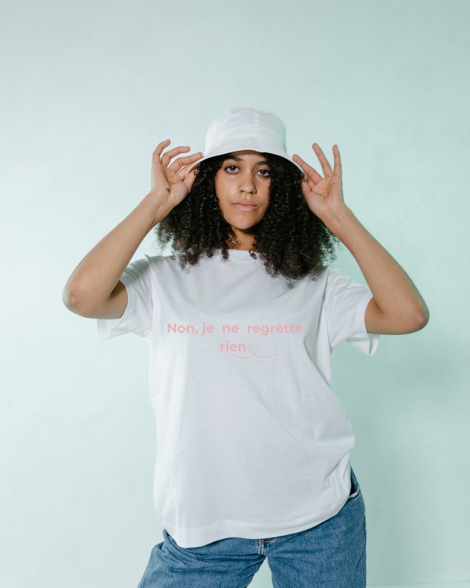 T-shirt - Merk: June Spring - Maat: S / Small - Print: “Non, je ne regrette rien” - Wit Shirt met roze letters voor Dames - T-shirt met Print - Vrouwen Shirt - Hoge Kwaliteit - Luxe T-Shirt met print “Non, je ne regrette rien” White Tee