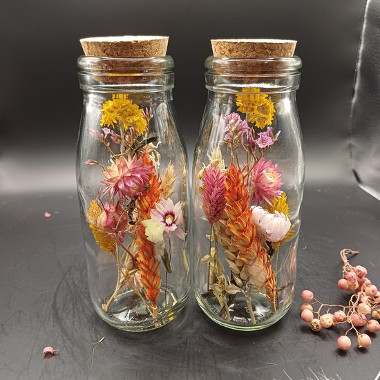 Fleurige droogbloemen in 2 flesjes met een kurk - pot met droogbloemen - vaas - droogbloemen - droogbloemen in fles - boeket - interieur - bloemen in glas - fleurig - cadeau - vaasje - bloemstuk | kleurig | vintage | woondecoratie | decoratie