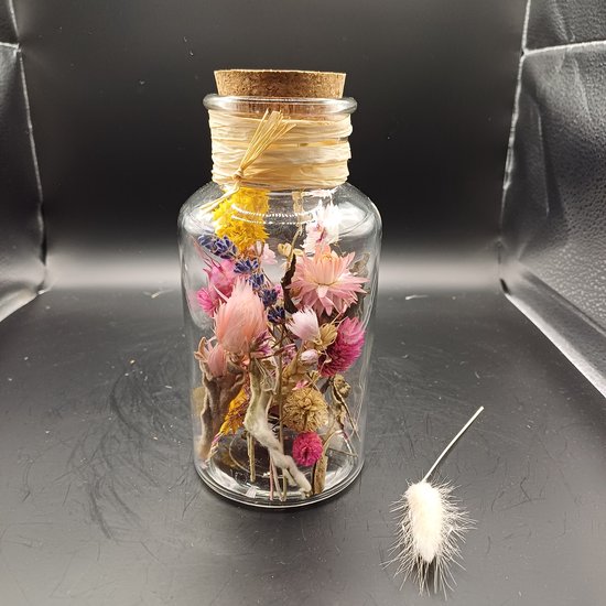 Droogbloemen in leuk vaasje met raffia om de hals en een kurk | decoratie | boeket | bloemstuk | interieur | bloemen in glas | fleurig | cadeau
