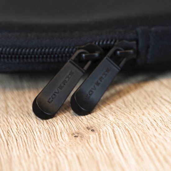 Sluiting van zwarte laptophoes met dubbele ritsen van Coverzs