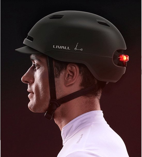 Man met een zwarte LIVALL helm op, met vizier, ventilatieopeningen en een rood remlicht achter.