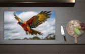 Inductieplaat Beschermer - Ara papegaai vliegt rond over bomen heen - 90x51 cm - 2 mm Dik - Inductie Beschermer - Bescherming Inductiekookplaat - Kookplaat Beschermer van Wit Vinyl