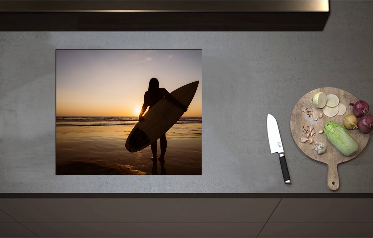 Inductieplaat Beschermer - Achteraanzicht van Surfer lopend over het Strand - 59x51 cm - 2 mm Dik - Inductie Beschermer - Bescherming Inductiekookplaat - Kookplaat Beschermer van Zwart Vinyl