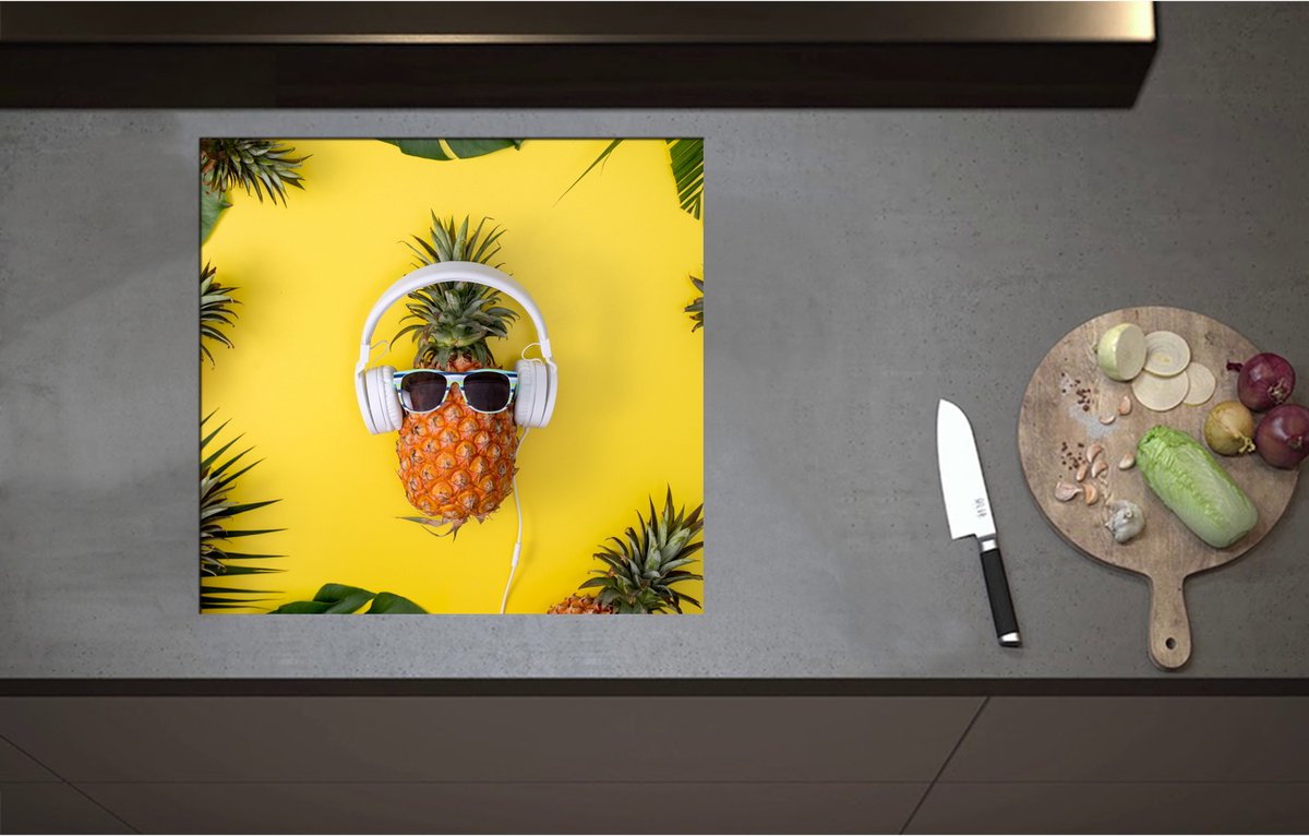Inductieplaat Beschermer - Ananas met Witte Headset op Felgele Achtergrond - 58x55 cm - 2 mm Dik - Inductie Beschermer - Bescherming Inductiekookplaat - Kookplaat Beschermer van Wit Vinyl