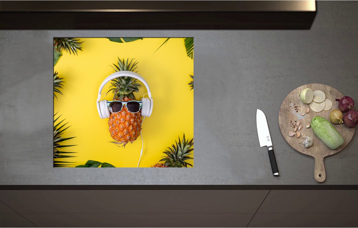 Inductieplaat Beschermer - Ananas met Witte Headset op Felgele Achtergrond - 59x55 cm - 2 mm Dik - Inductie Beschermer - Bescherming Inductiekookplaat - Kookplaat Beschermer van Wit Vinyl