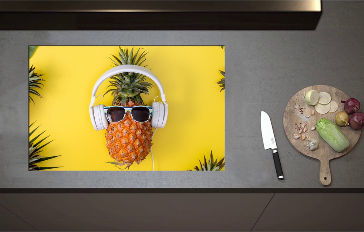 Inductieplaat Beschermer - Ananas met Witte Headset op Felgele Achtergrond - 80x52 cm - 2 mm Dik - Inductie Beschermer - Bescherming Inductiekookplaat - Kookplaat Beschermer van Wit Vinyl