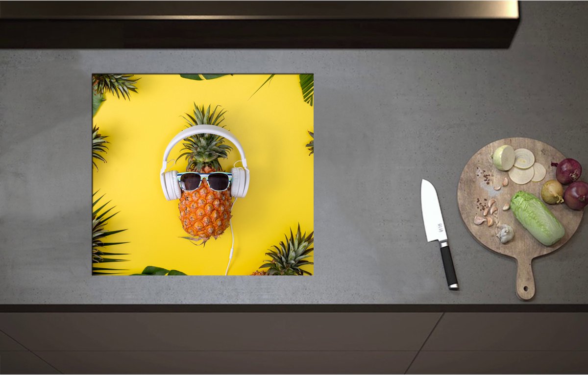 Inductieplaat Beschermer - Ananas met Witte Headset op Felgele Achtergrond - 57x52 cm - 2 mm Dik - Inductie Beschermer - Bescherming Inductiekookplaat - Kookplaat Beschermer van Wit Vinyl