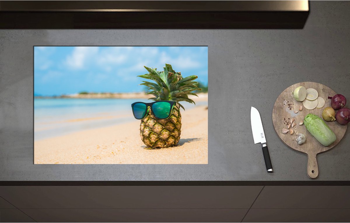 Inductieplaat Beschermer - Ananas met Zonnebril Chillend op het Strand - 75x51 cm - 2 mm Dik - Inductie Beschermer - Bescherming Inductiekookplaat - Kookplaat Beschermer van Zwart Vinyl