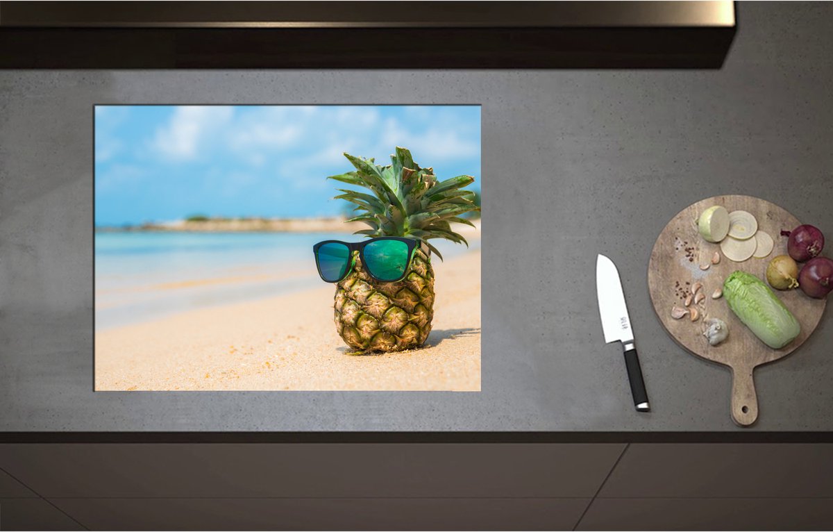 Inductieplaat Beschermer - Ananas met Zonnebril Chillend op het Strand - 70x52 cm - 2 mm Dik - Inductie Beschermer - Bescherming Inductiekookplaat - Kookplaat Beschermer van Zwart Vinyl