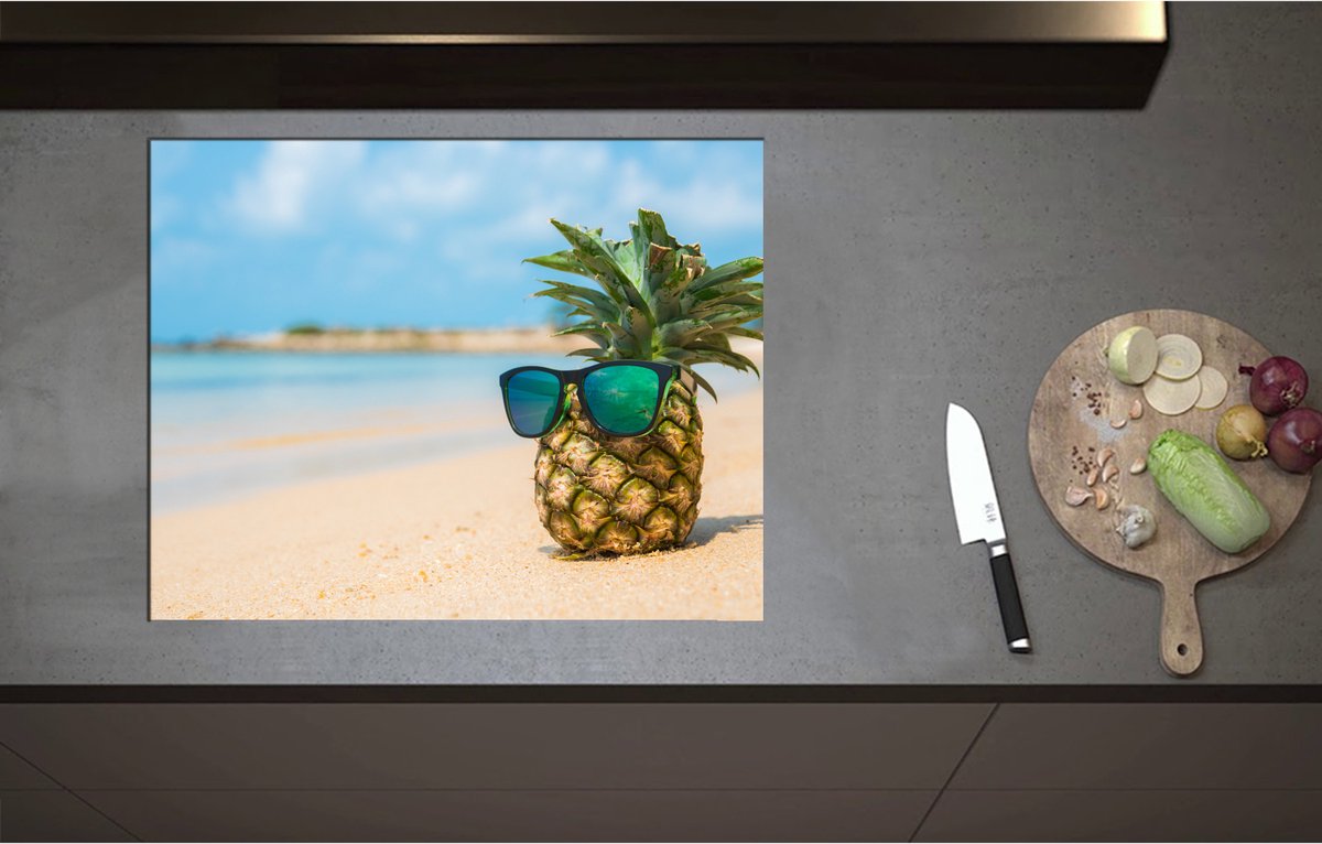 Inductieplaat Beschermer - Ananas met Zonnebril Chillend op het Strand - 70x55 cm - 2 mm Dik - Inductie Beschermer - Bescherming Inductiekookplaat - Kookplaat Beschermer van Wit Vinyl