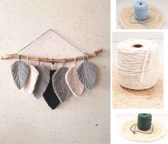 Macramé wanddecoratie met bladeren in grijs, crème en zwart, met rolletjes touw.