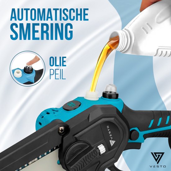Blauwe en zwarte Vesto mini kettingzaag met automatische smering. Olie wordt in de zaag gegoten.