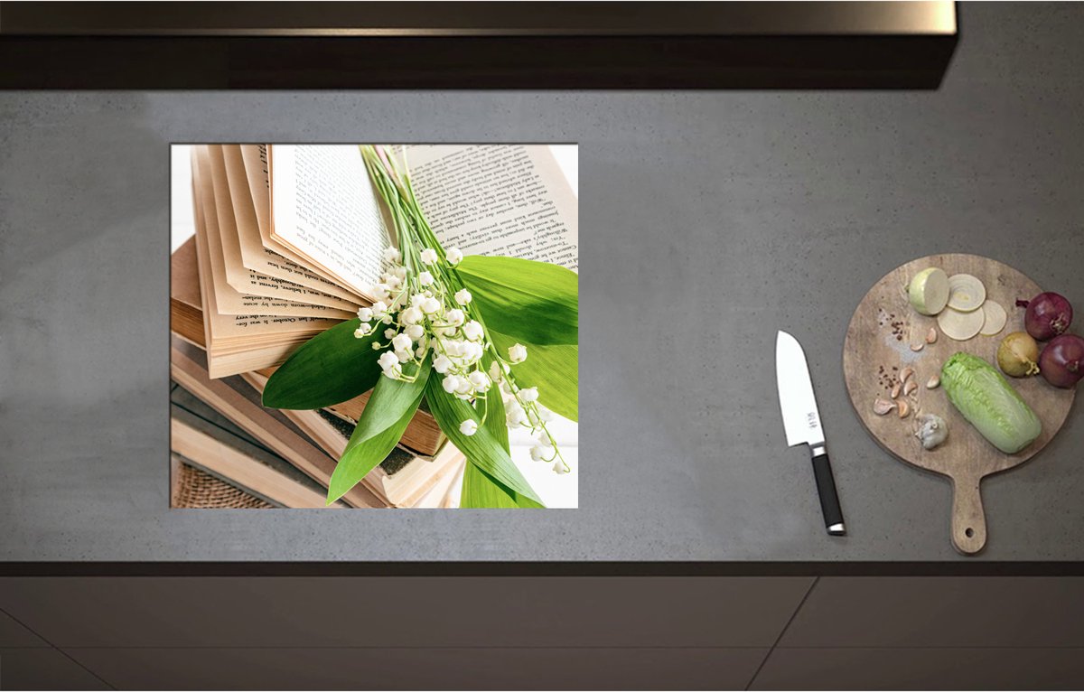 Inductieplaat Beschermer - Boeket Kleine Witte Bloemen Liggend op Stapel Boeken - 57x51 cm - 2 mm Dik - Inductie Beschermer - Bescherming Inductiekookplaat - Kookplaat Beschermer van Zwart Vinyl