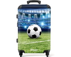 NoBoringSuitcases.com NoBoringSuitcases.com® - Kinderkoffer jongen - Voetbal op het veld - Kindertrolley jongens - Koffer kinderen groot - Rolkoffer lichtgewicht - 20 kg bagage
