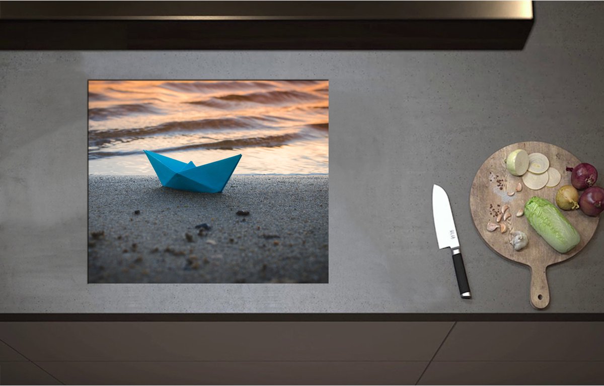 Inductieplaat Beschermer - Blauwe Papieren Origami Bootje Aangespoeld op het Strand tijdens Opkomende Zon - 60x51 cm - 2 mm Dik - Inductie Beschermer - Bescherming Inductiekookplaat - Kookplaat Beschermer van Zwart Vinyl