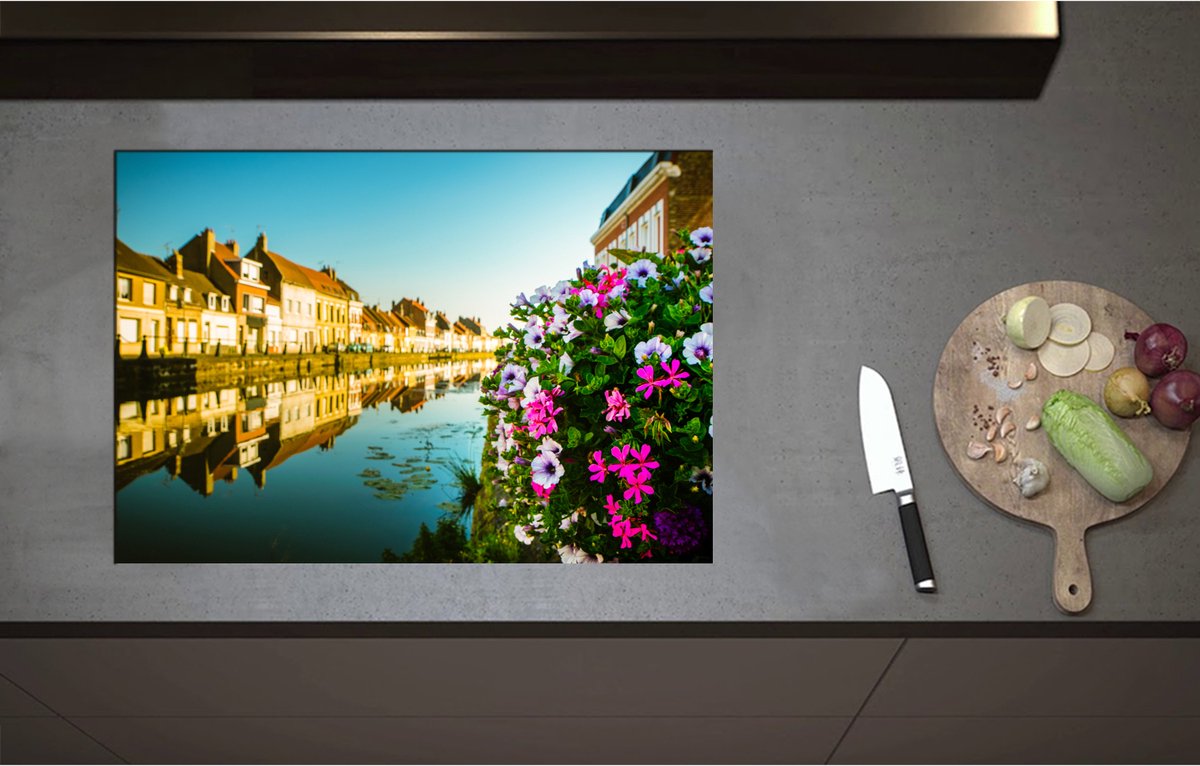 Inductieplaat Beschermer - Bloemensturik bij Huisjes aan eht Water - 75x52 cm - 2 mm Dik - Inductie Beschermer - Bescherming Inductiekookplaat - Kookplaat Beschermer van Zwart Vinyl