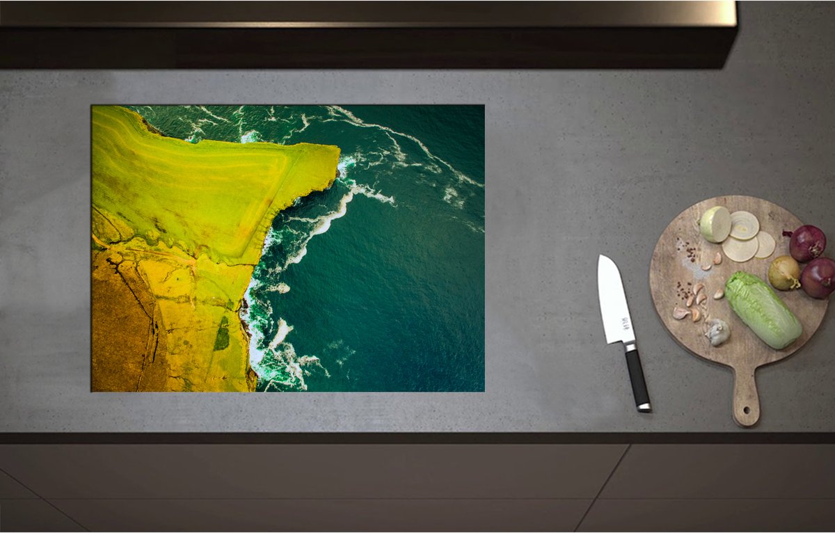 Inductieplaat Beschermer - Bovenaanzicht van de Kust van Ierland - 71x52 cm - 2 mm Dik - Inductie Beschermer - Bescherming Inductiekookplaat - Kookplaat Beschermer van Zwart Vinyl
