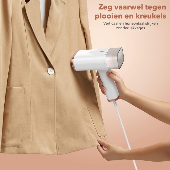 Hand met een witte Cleanforce kledingstomer met koperen accenten stoomt een beige blazer. Tekst: 'Zeg vaarwel tegen plooien en kreukels'.