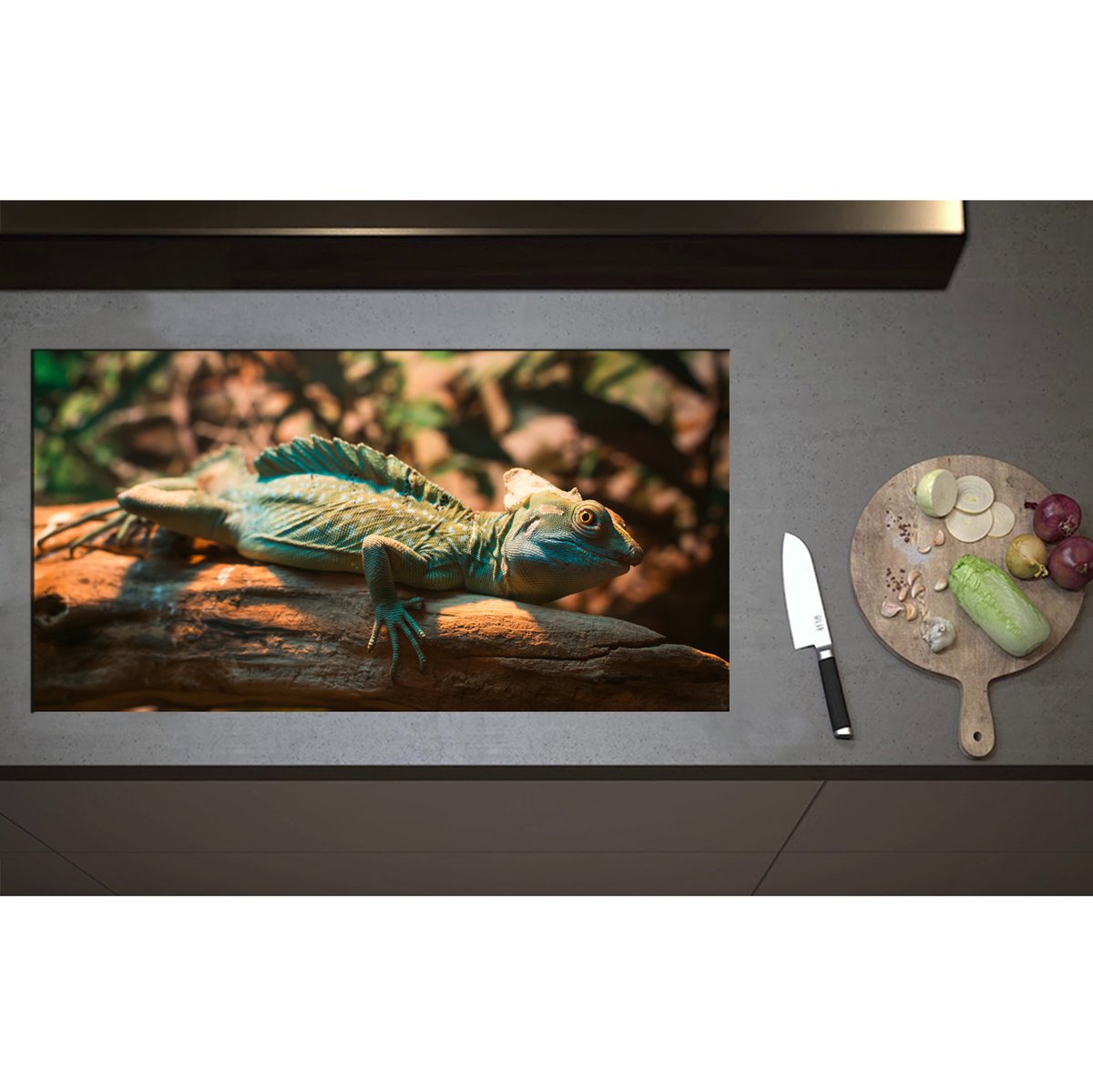 Inductieplaat Beschermer - Blauw-Groene Kameleon Liggend op Houten Boomstam - 95x50 cm - 2 mm Dik - Inductie Beschermer - Bescherming Inductiekookplaat - Kookplaat Beschermer van Zwart Vinyl