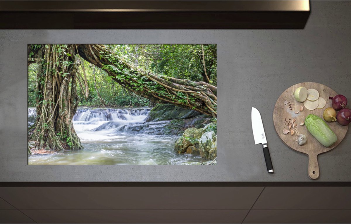 Inductieplaat Beschermer - Boom in het Midden van Stromende Rivier in het Bos - 80x52 cm - 2 mm Dik - Inductie Beschermer - Bescherming Inductiekookplaat - Kookplaat Beschermer van Wit Vinyl