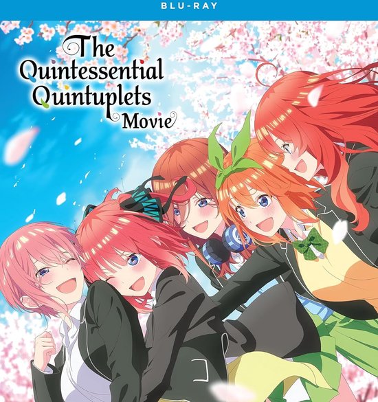 De voorkant van de Blu-ray hoes voor de film "The Quintessential Quintuplets". Toont de vijf quintuplets met bloeiende kersenbloesems op de achtergrond.