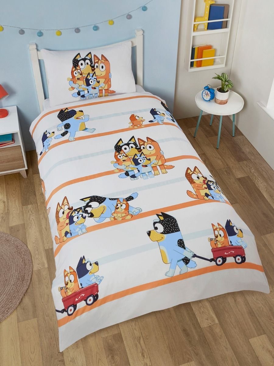 Bluey Familie Dekbedovertrek - Eenpersoons - 140x200 cm - Katoen - Inclusief Kussensloop - Wit/Oranje/Blauw
