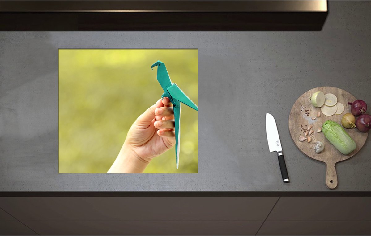 Inductieplaat Beschermer - Blauwe Origami Vogel op Hand van Mens in Groene Omgeving - 57x51 cm - 2 mm Dik - Inductie Beschermer - Bescherming Inductiekookplaat - Kookplaat Beschermer van Zwart Vinyl