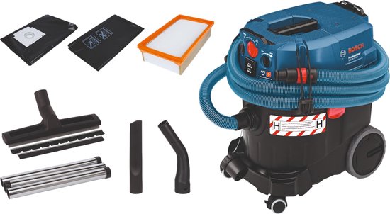 Blauwe Bosch Professional stofzuiger met zwarte tank, omringd door accessoires: filters, mondstukken en borstels.