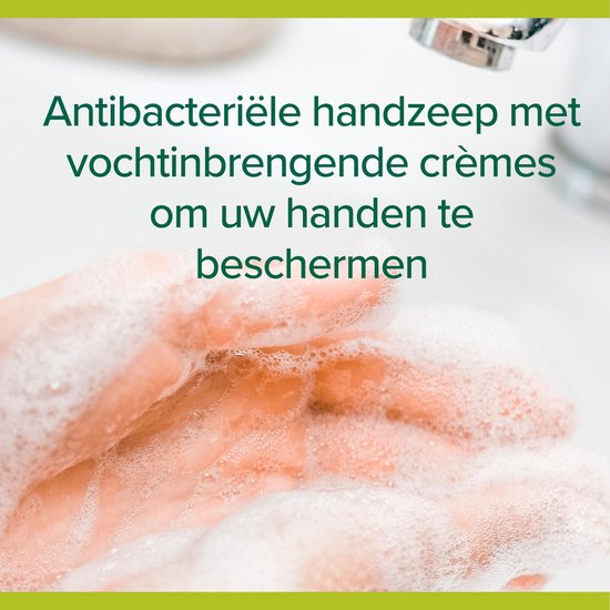 Bubbels van handzeep op handen bij een kraan. Tekst: 'Antibactériële handzeep met vochtinbrengende crèmes om uw handen te beschermen'.