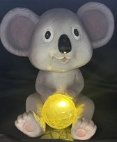 Polyresin solarlamp "Koala met glazen craquele bol" - grijs - polyresin + glazen craquele bol - staand model - hoogte 20 x 22 x 13 cm - Tuindecoratie - Tuinverlichting