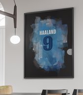 Wallofprints - Haaland poster op A4 semi- glossy papier - 21x29.7 cm - Sport poster - Voetbal poster - Unieke poster van Erling Haaland in Man City tenue met donkergrijze achtergrondkleur