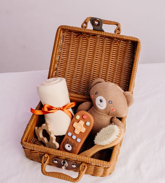Luxe Baby Geschenk Set Beertje Kraamcadeau met rieten mand