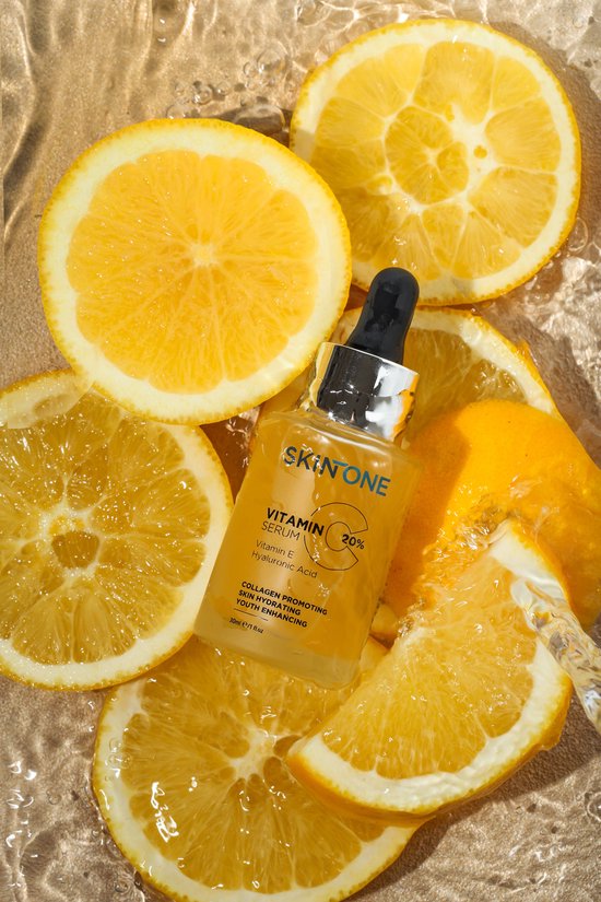 SKINONE vitamine C serum flesje omringd door partjes en schijfjes van sinaasappel en citroen in water.