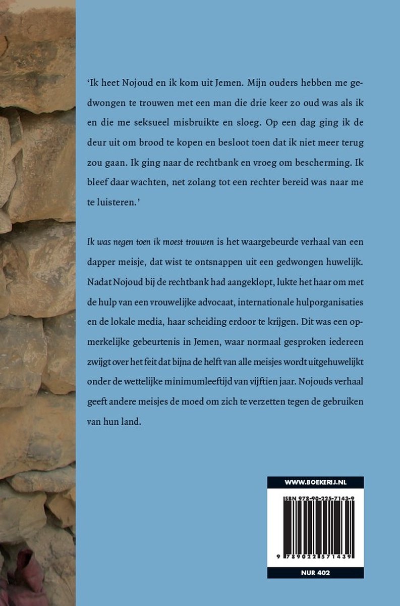 Boekomslag met tekst en een deel van een stenen muur.