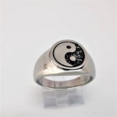 RVS - zegelring - maat 21 - Yin Yang - symbool - in 3D Yin in zwart coating en Yang in zilver.