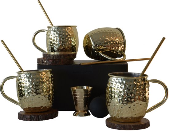 Vier gouden mokken met hamerlook, vier houten onderzetters, een jigger en een zwarte mal.