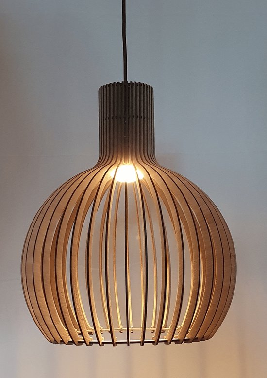 Lampes suspendues design Olivios Lampe suspendue Esfera de 35 cm de diamètre et 42 cm de hauteur fabriquée aux Nederland à partir de contreplaqué de 3,6 mm d'épaisseur avec 40 nervures par Olivios design